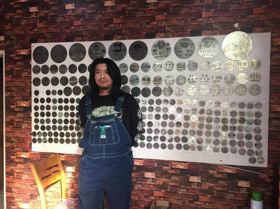 耿帅站在粉丝送给他的礼物墙前。&nbsp;新京报记者&nbsp;赵蕾&nbsp;摄
