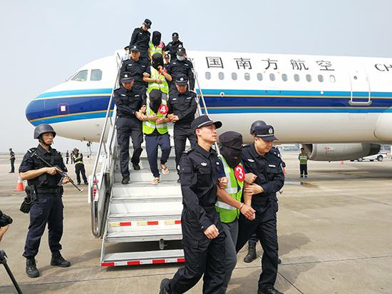 11月7日，36名犯罪嫌疑人从菲律宾押解回国，抵达深圳宝安国际机场。 &nbsp;澎湃新闻记者 朱远祥 图