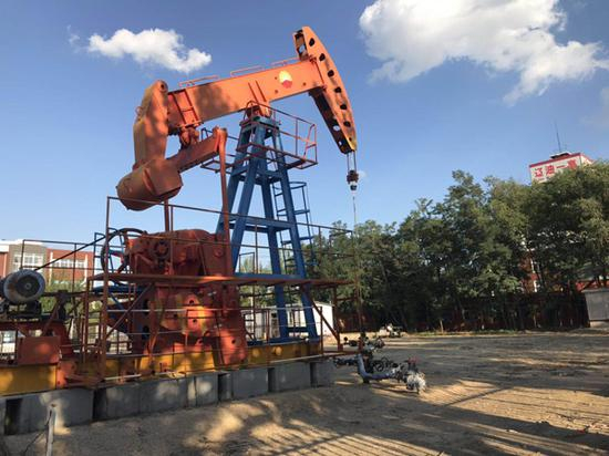 辽油一高后面，抽油机正在作业。