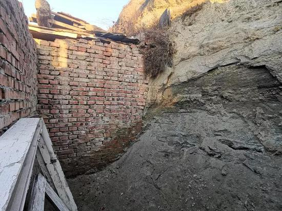 红墙里为少女遗体被发现的地方。澎湃新闻记者 朱莹 图