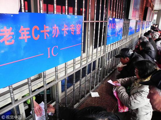 　　▲2011年3月2日，杭州龙翔桥公交卡发售中心，老年人排起长队办理公交车优惠卡。 图片来源：视觉中国