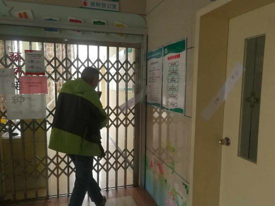 　　11月29日，有市民带着孩子前往洪山街道社区卫生服务中心接种疫苗，发现接种登记室已被警方贴上封条。