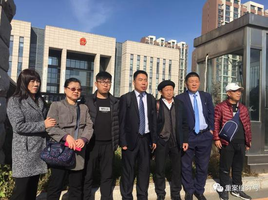 ▲金哲宏案再审开庭时，其家属和律师在法庭门口。新京报记者 袁静伟 摄