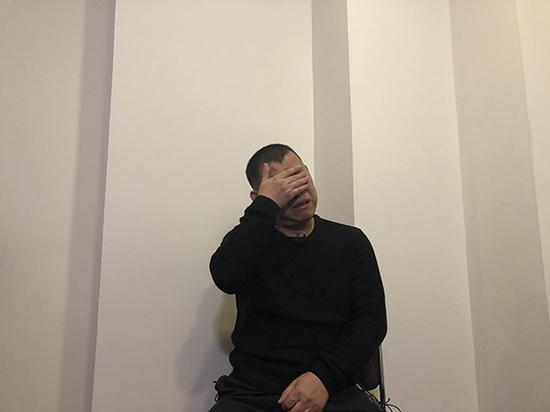 谈到家人，金哲宏终于控制不住自己，掩面痛哭。 澎湃新闻记者 王选辉 图