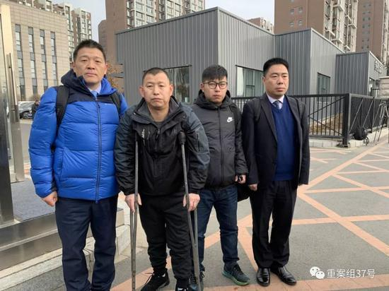 ▲宣判后金哲宏与代理律师和儿子在法院门口合影。新京报记者&nbsp;王巍&nbsp;摄