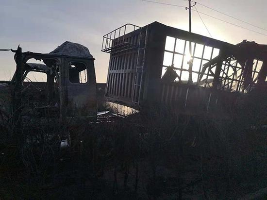 爆炸导致车辆受损严重。李坤 图