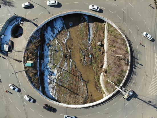 　　吉林辽源市双桥转盘两侧均为仙人河的河道，但河面被跨河建筑覆盖，仅在双桥转盘中间露出河面。新京报记者 李宁远 摄