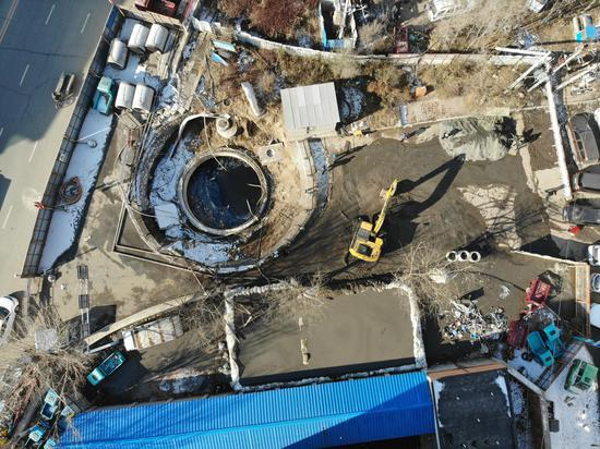 　　11月18日，龙山实验小学附近的仙人河桥东测，竖井里的黑水被水泵抽到了路边的临时蓄水池里。新京报记者 李宁远 摄