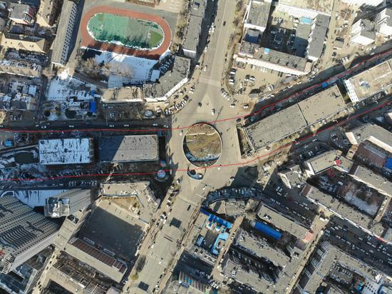 　　11月18日，吉林辽源市双桥转盘两侧的河道被建筑完全覆盖。红线内为跨河建筑，南北绵延出约一公里。新京报记者 李宁远 摄