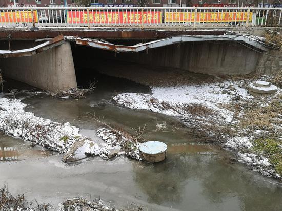 11月18日，辽源市人民大街与仙城大街交汇处的桥下情景。新京报记者 段睿超 摄