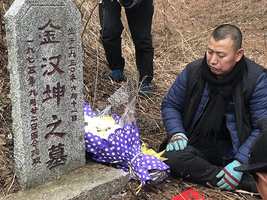 金哲宏无罪出狱之后，回老家祭拜亡父。&nbsp;本文图片 澎湃新闻记者 王选辉 图