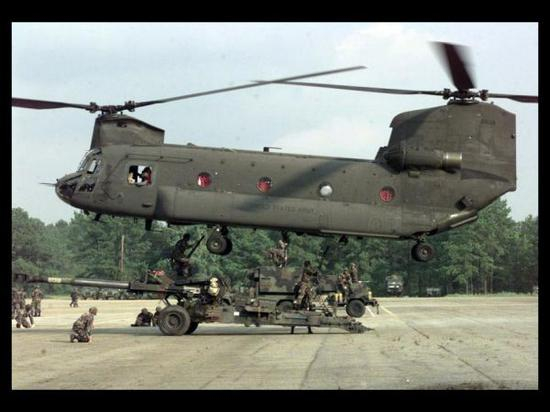 图为CH-47运输直升机