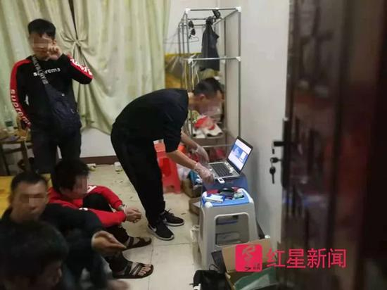 11月27日凌晨，警方在一民房内，抓获4名嫌疑人。 &nbsp;受访者 供图