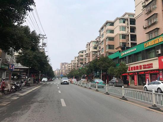 　　吉首进入凤凰古城的必经之路，城北大道。当年被田茂平开山破石劈出来的道路两侧，现在已经建满了房子。本文图片均由 澎湃新闻记者 谭君 摄