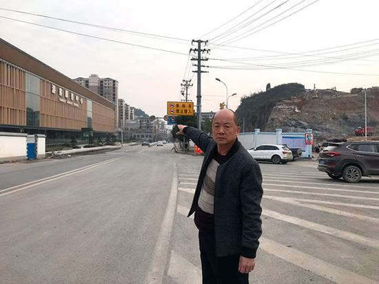 　　12月13日，田茂平站在国道209上，这条凤凰县的“城北大道”当年有他“扩建拉直”，因为一份文件，他的命运发生逆转。澎湃新闻记者谭君 图