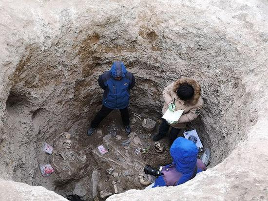 考古学家正在清理和鉴定殉人祭祀坑内的遗存 新华社 图