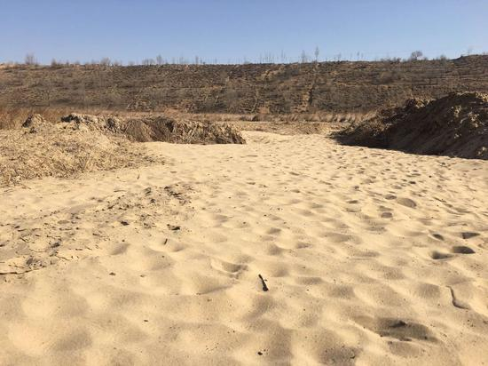 　　2018年1月31日，陕西榆林市横山区，“千亿矿权案”波罗井田所在村庄，处于毛乌素沙漠和黄土高原交汇处。新京报记者 王婧祎 摄