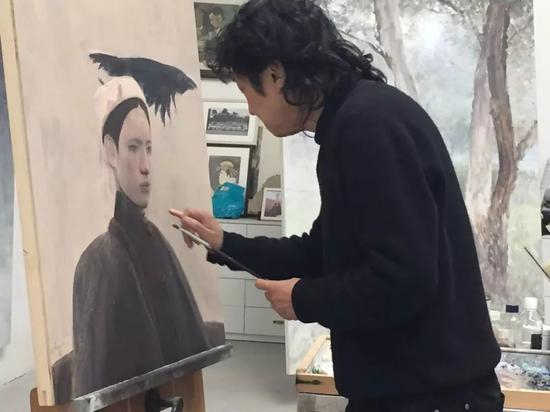 △&nbsp;《乌鸦也是美丽的》剧照，何多苓在作画。