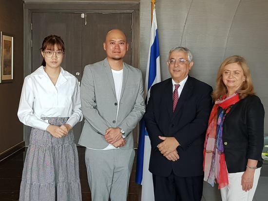  南赛伊（左一）及BNK48团队CEO（左二）登门向以色列驻泰国大使（右二）道歉