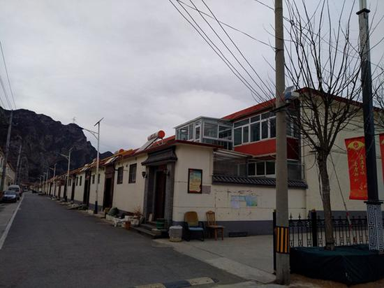 村民们住上了二层小楼，街道整齐干净