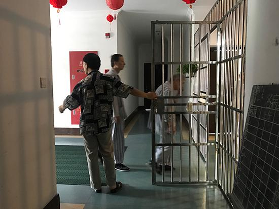 赵家光是负责在康复科给人开门的患者。