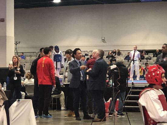 大陆代表队成员与美国主办方交涉 图自：台湾社交媒体