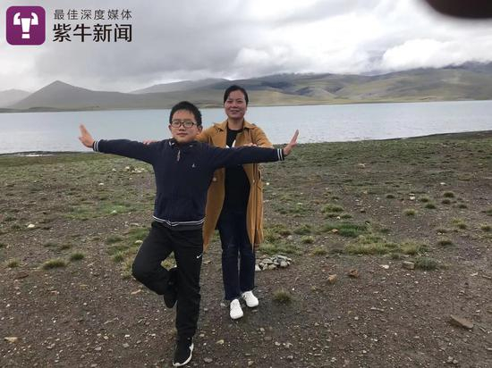 周忠燕母子在高原上