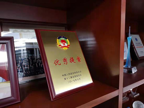 朱征夫办公桌里的优秀提案。 澎湃新闻记者 谭君 图