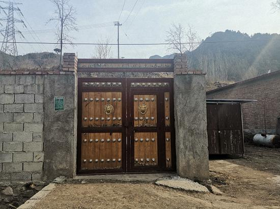 出事后，小菲家大门紧闭。澎湃新闻记者 朱莹 图