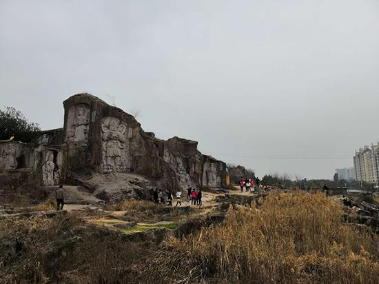 柯桥羊山公园，因云贵川人经常去此地拍段子，被他们称为“云贵川”的天下。