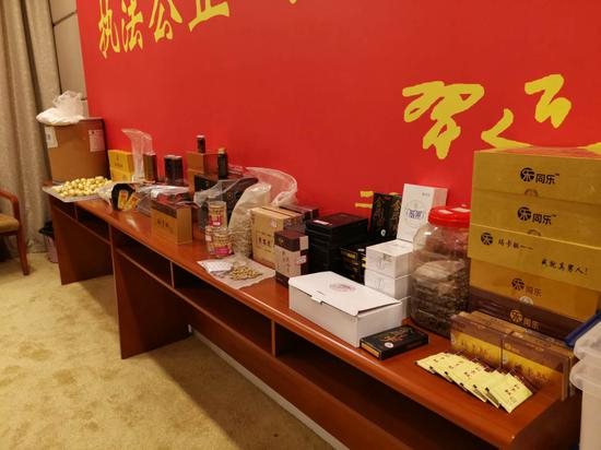 专案组查获的添加了“他达拉非”的食品。澎湃新闻记者 谭君 图
