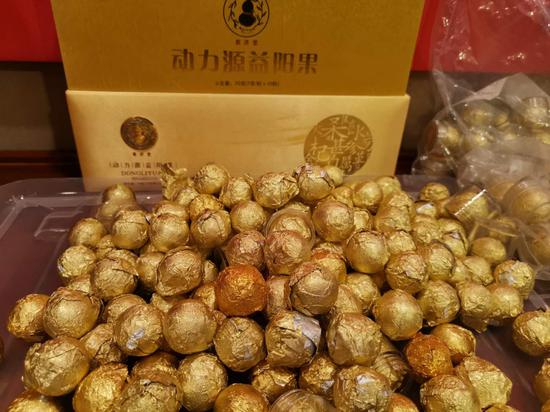  专案组查获的添加了“他达拉非”的食品。澎湃新闻记者 谭君 图