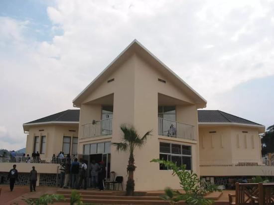 ↑图为位于卢旺达首都基加利的卢旺达大屠杀纪念馆。（新华社记者孙永明摄）