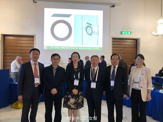 严金秀（左三）在大会现场&nbsp; 图自微博@中国妇女报