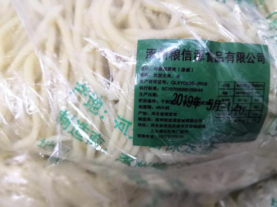 　　5月13日，新京报记者在涿州粮信源食品公司发现，当天生产的凉面与所印的生产日期不符。新京报记者 王飞翔 摄