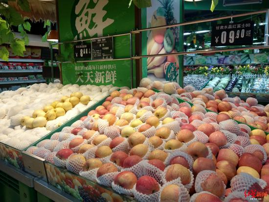 ↑成都一家连锁生活超市售卖的水果价格