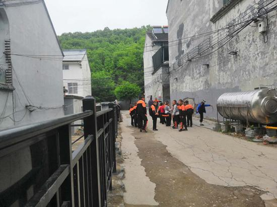 4月26日，“武僧团”的学生在凹凸不平的马路上练武。