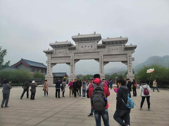 五一前夕，嵩山少林寺景区门口。