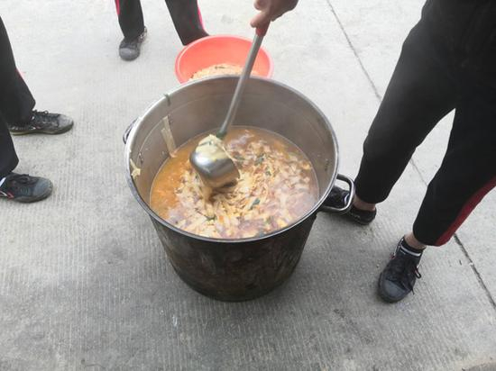 少林寺景区内，某武校学生的晚餐。