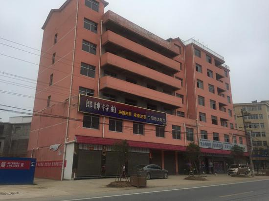 5月18日，仁和粮油公司原国有划拨土地上盖起的对外出售的楼房。 新京报记者 韩茹雪 摄