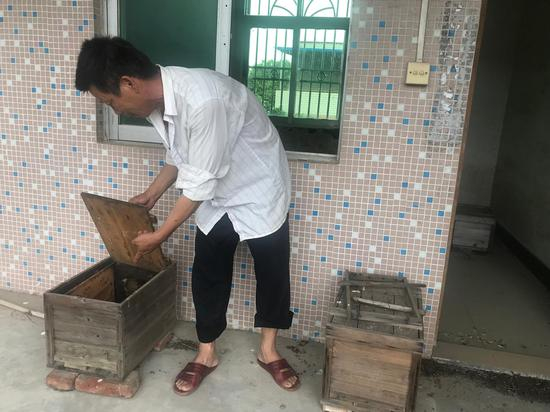 　　村民何金华家的多个蜂箱只剩下两格蜂（一般是五六格），在家里也看到了不少蜜蜂尸体。新京报记者&nbsp;肖隆平&nbsp;摄