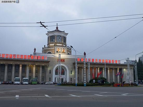 △这是工作人员当晚正在平壤火车站前绿地摆放中朝两国国旗。