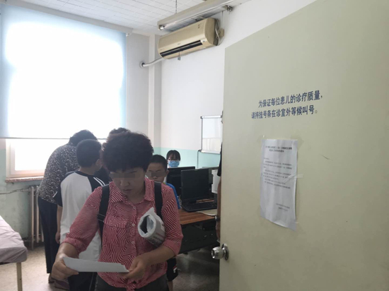 北京中医药大学东方医院脾胃科，诊室敞着门，多名患者扎堆在诊室内。摄影/新京报记者 侯少卿