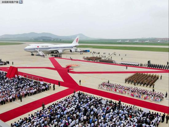 △这是机场欢迎仪式现场。（央视记者杨立峰拍摄）