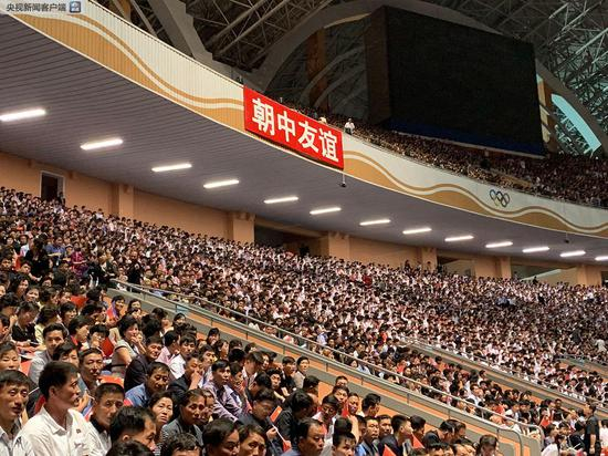 △看台群众和标语。（央视记者段德文拍摄）