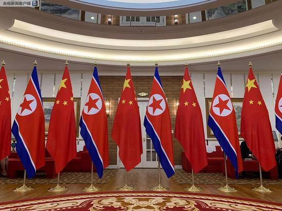 △这是习近平同金正恩会谈前的握手处。（央视记者段德文拍摄）