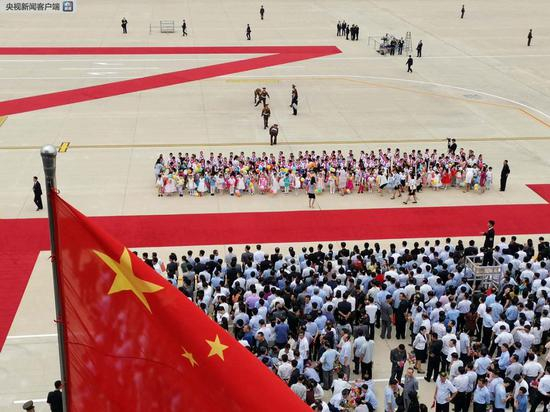 △这是参加欢迎仪式的朝鲜少年儿童。（央视记者杨立峰拍摄）