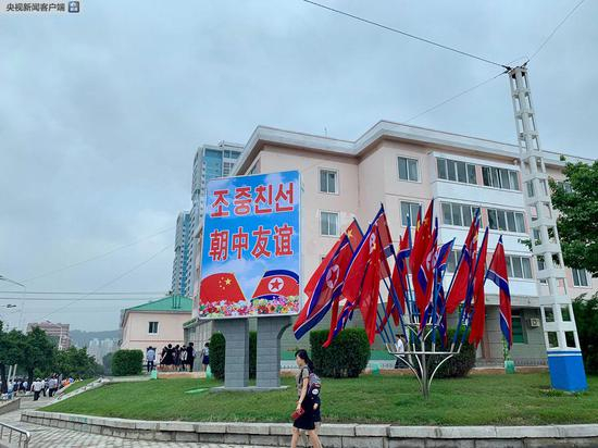 △平壤街头的中朝两国国旗和标语。（央视记者段德文拍摄）