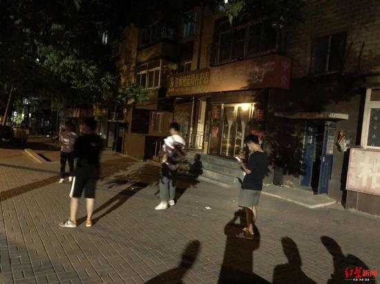 ↑6月25日晚10时，记者探访事发现场，仍有路人围观。