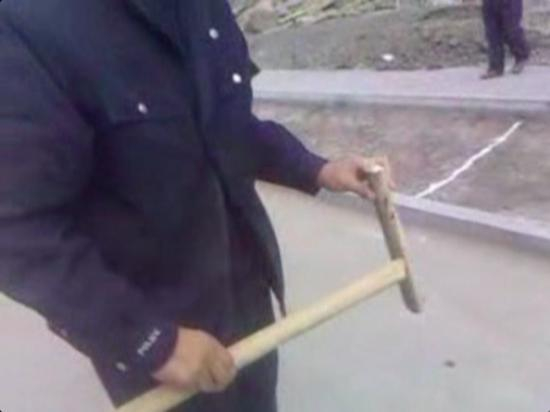 警方在现场拿到的木棍。视频截图